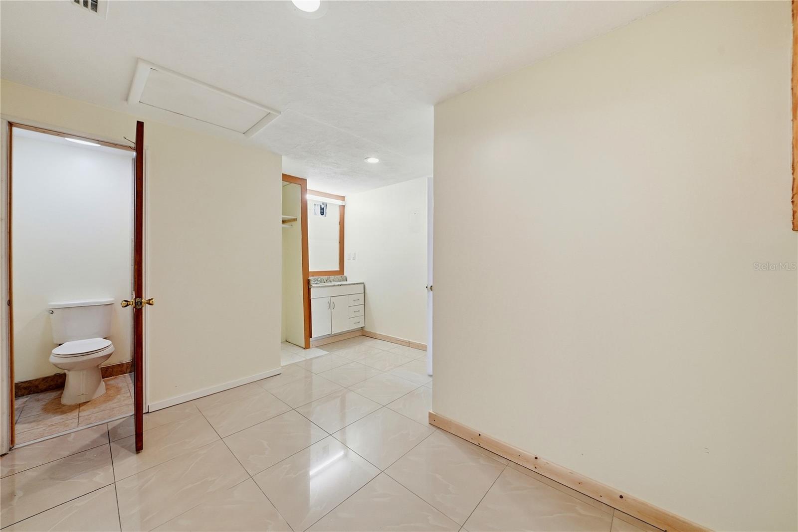 2704 LAWN PL