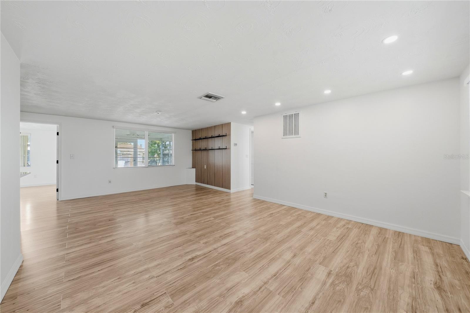 2704 LAWN PL
