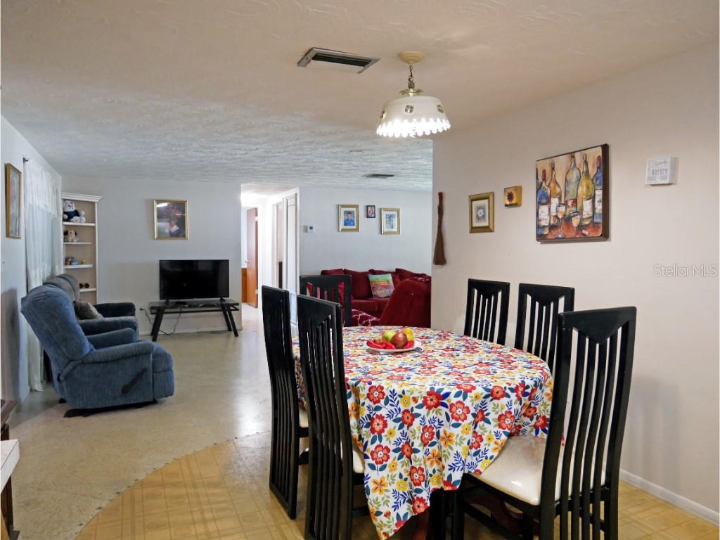 2704 LAWN PLACE