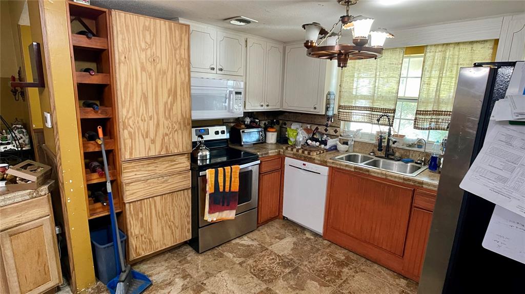 7809 WAXWOOD DRIVE