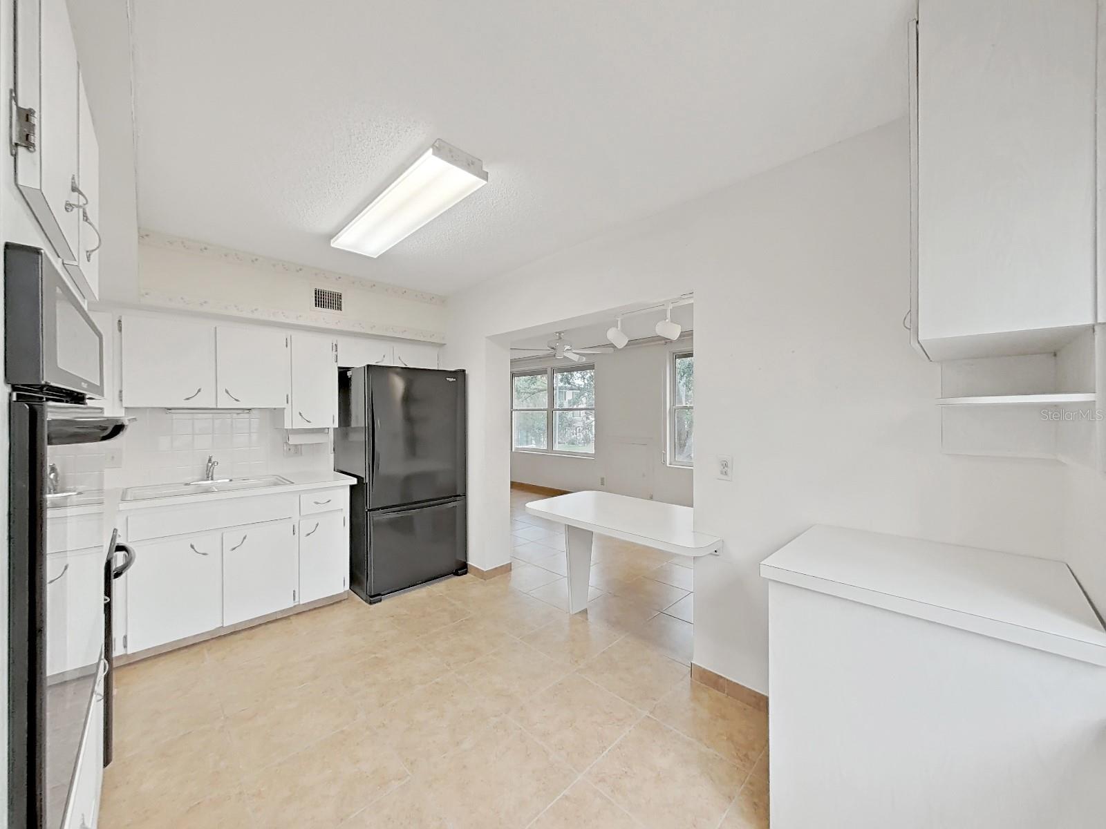 2402 ECUADORIAN WAY #40