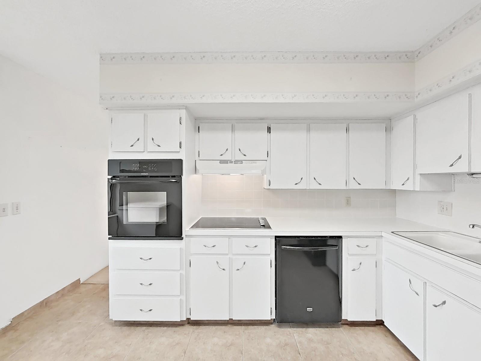 2402 ECUADORIAN WAY #40