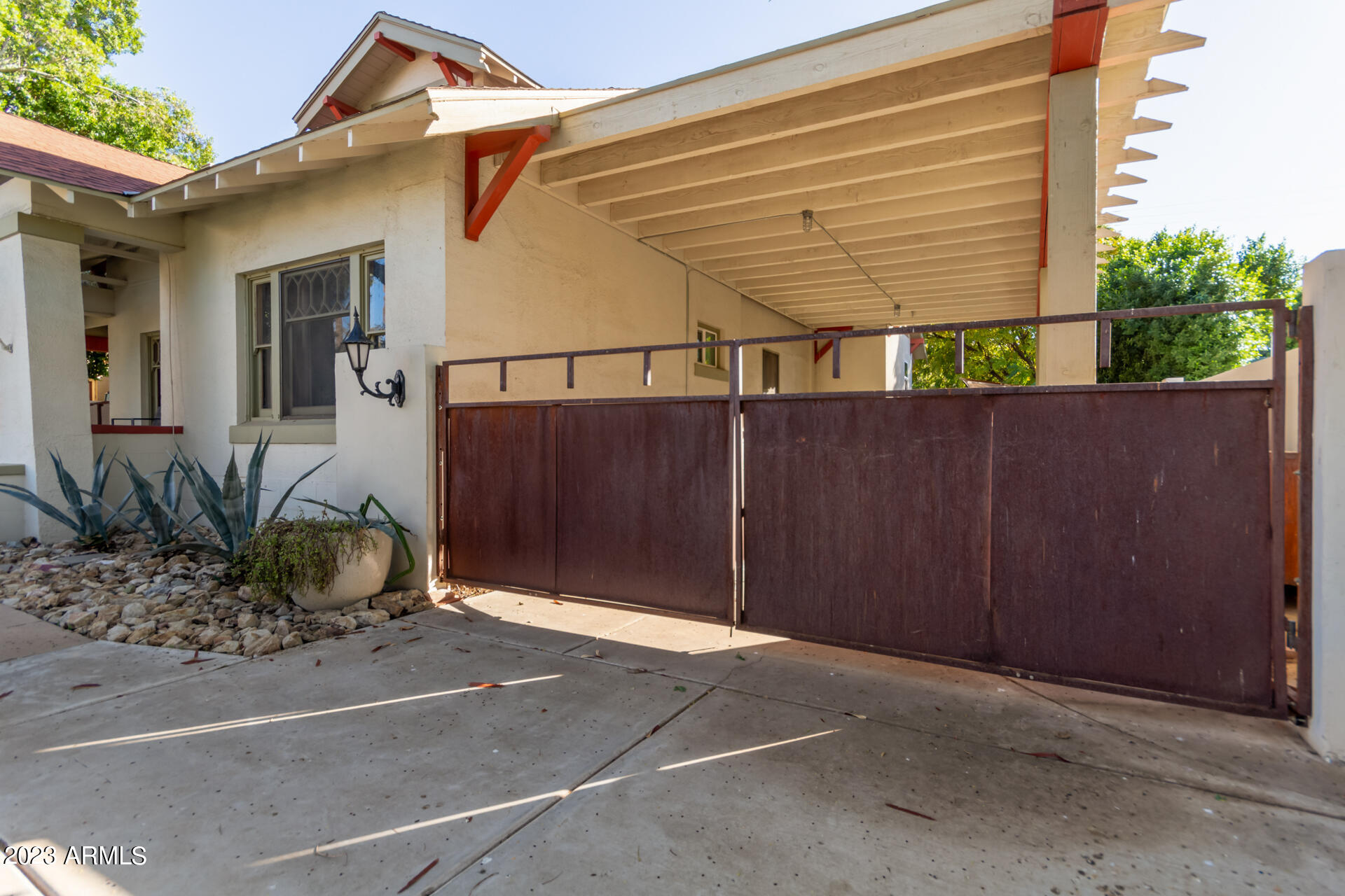 319 W WILLETTA Street