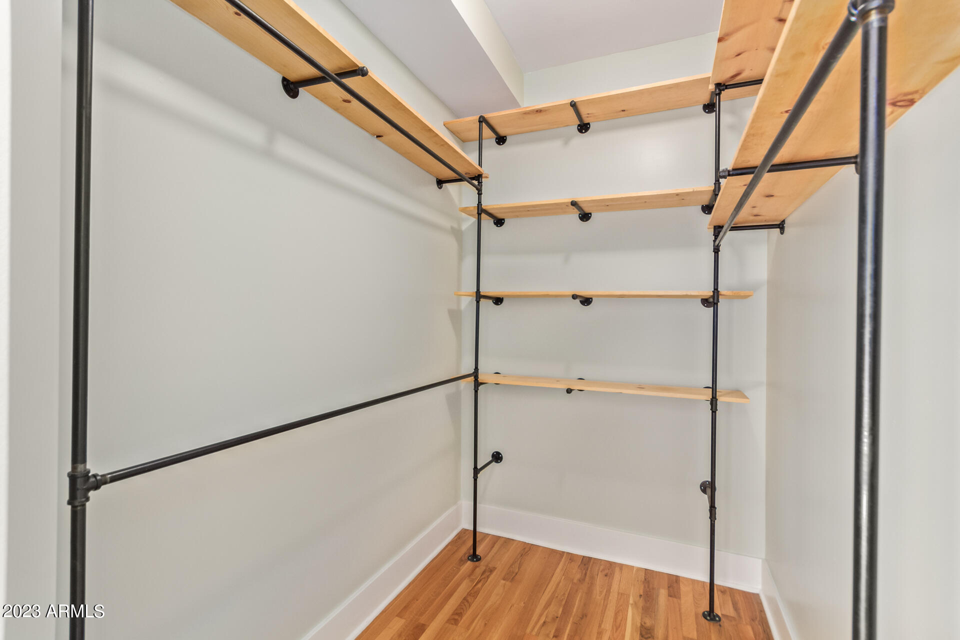 319 W WILLETTA Street