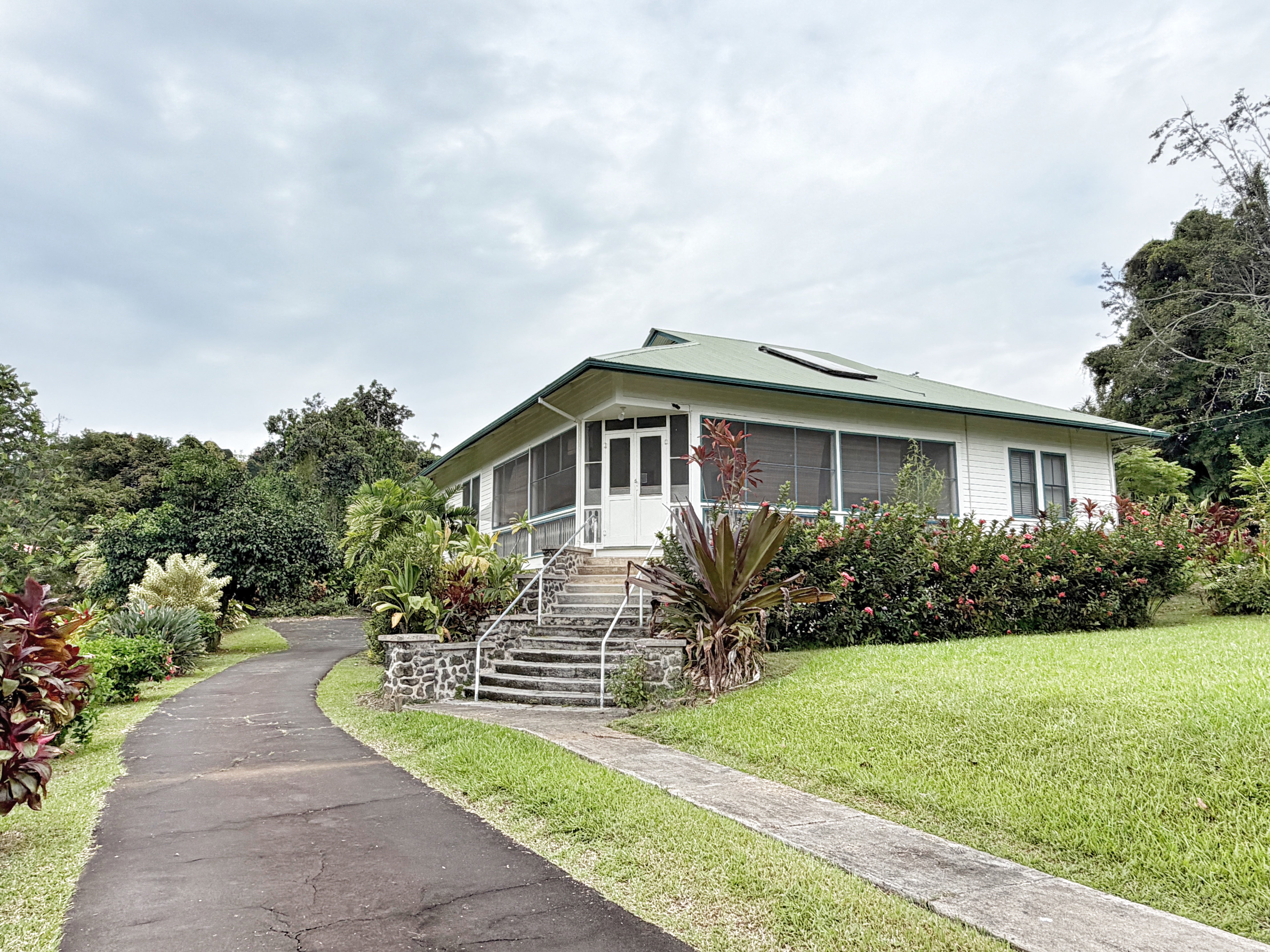 81-1027 KONAWAENA SCHOOL RD