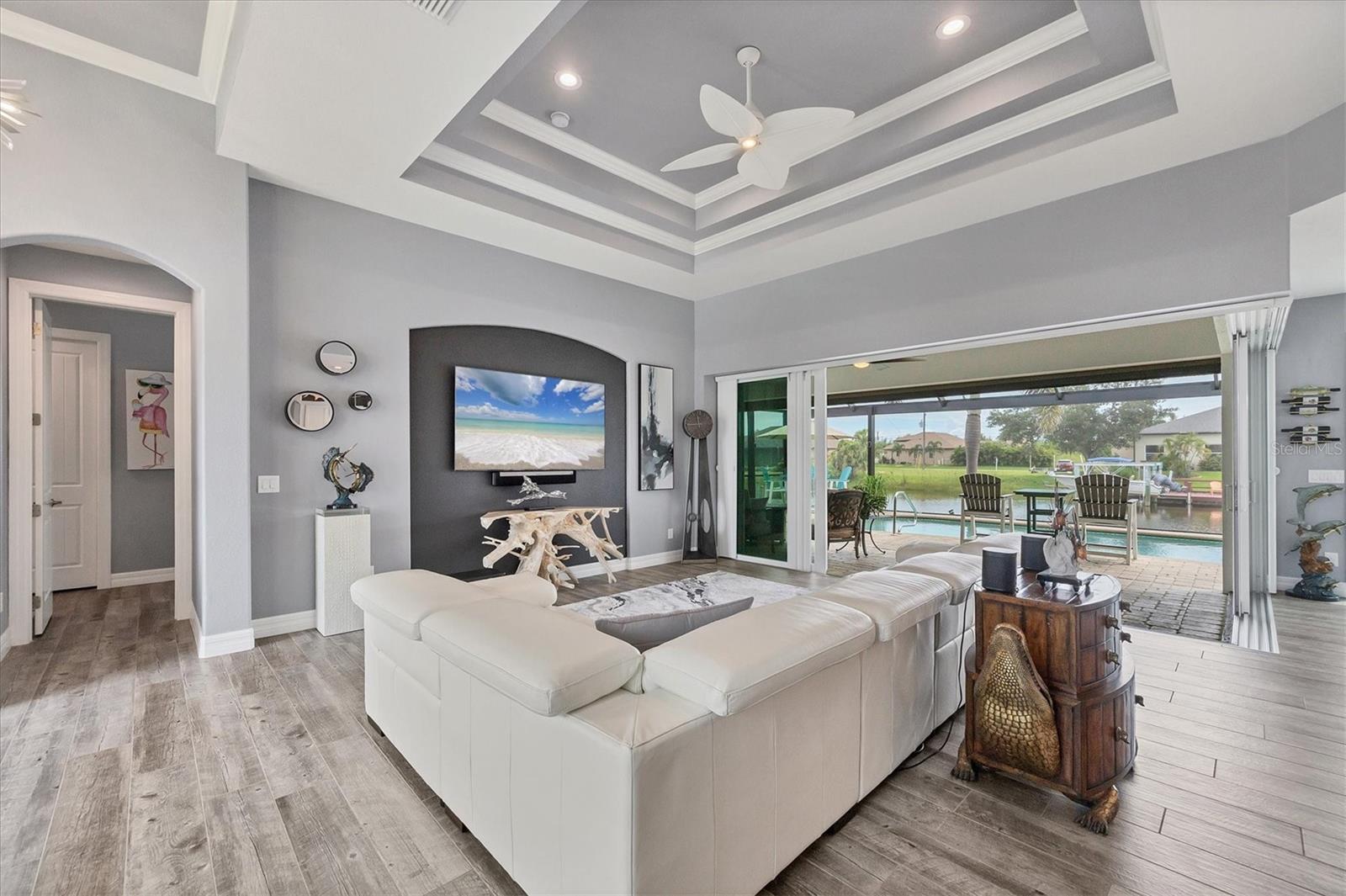 15704 LAKELAND CIR
