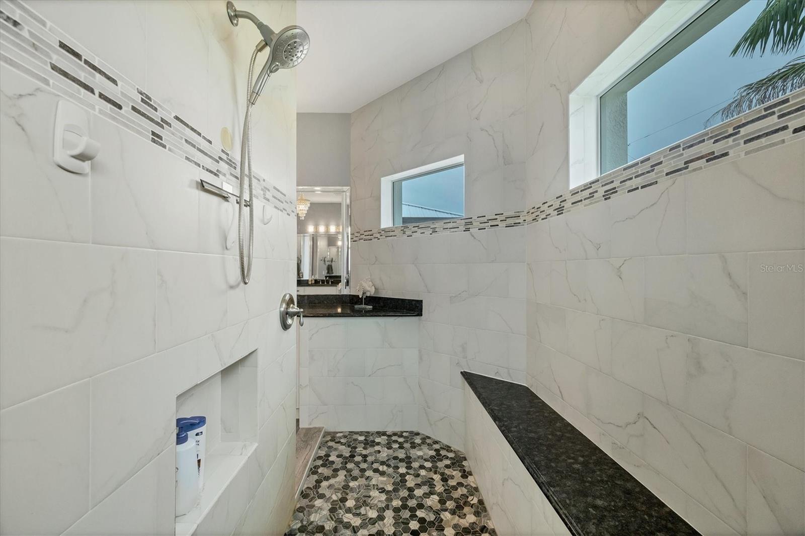 15704 LAKELAND CIR