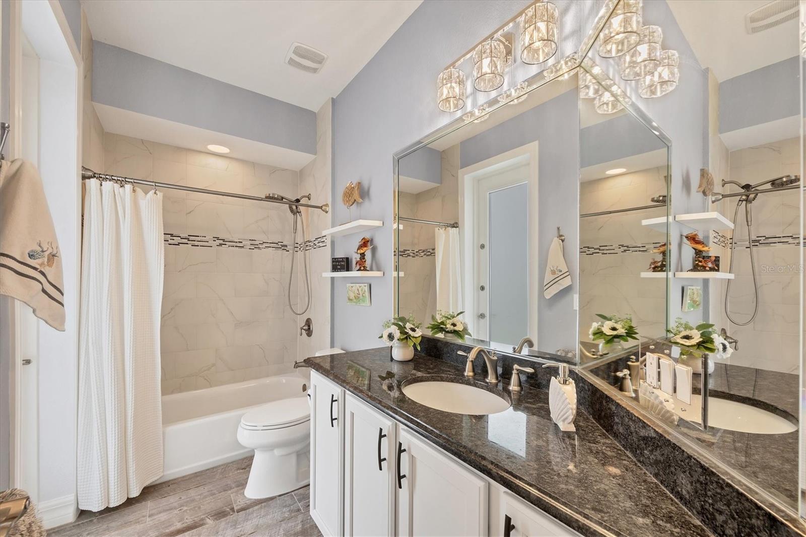 15704 LAKELAND CIR