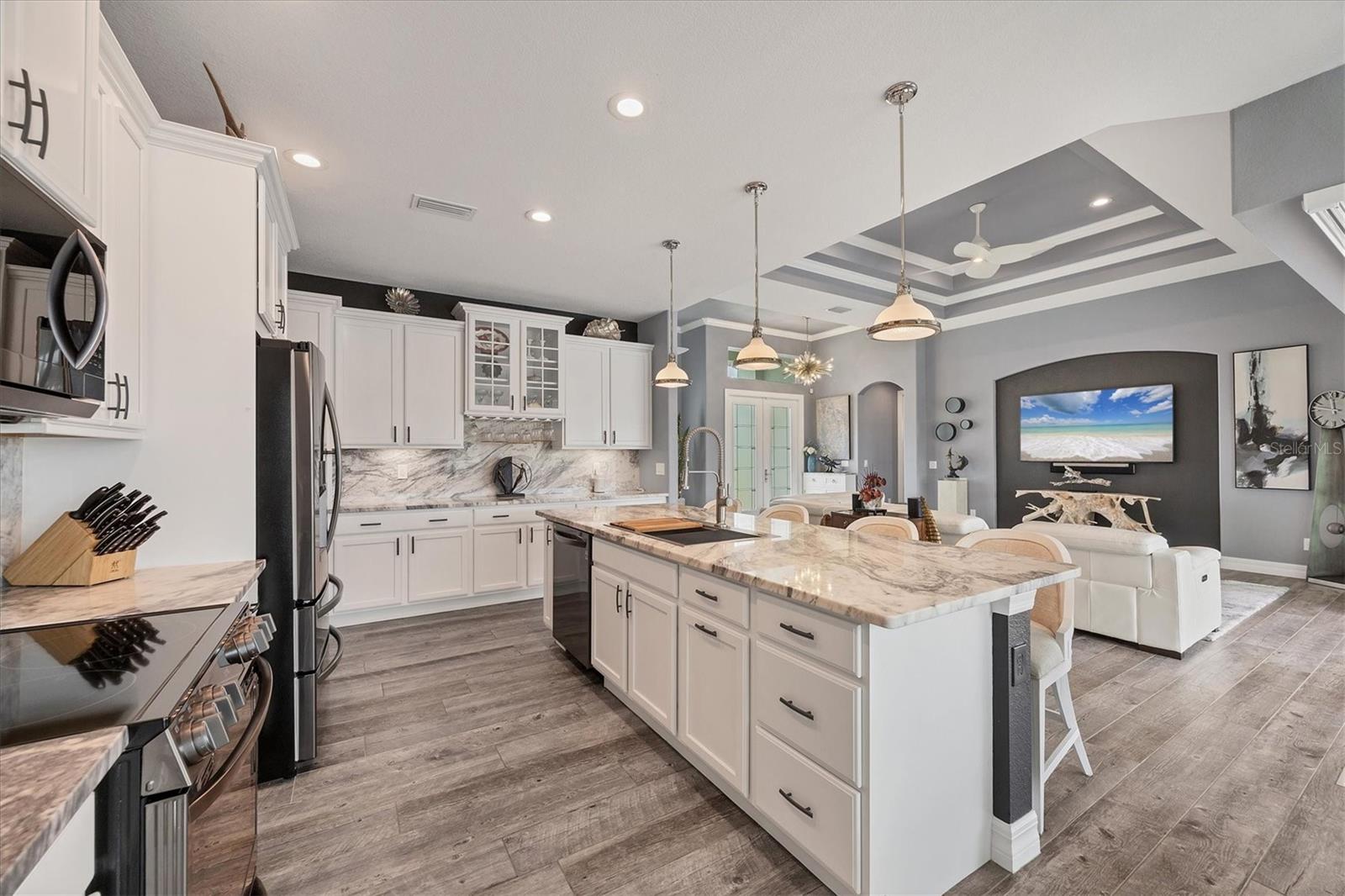 15704 LAKELAND CIR