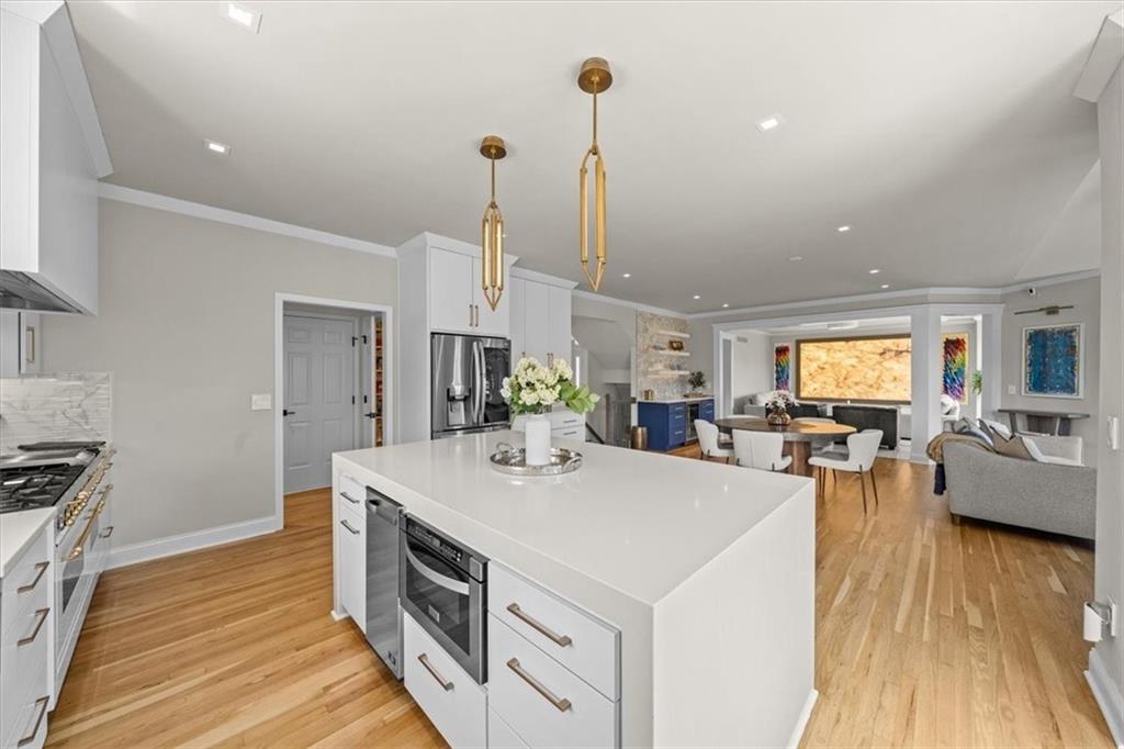 15825 S Hallet Street