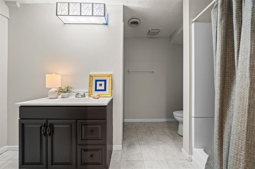 15825 S Hallet Street