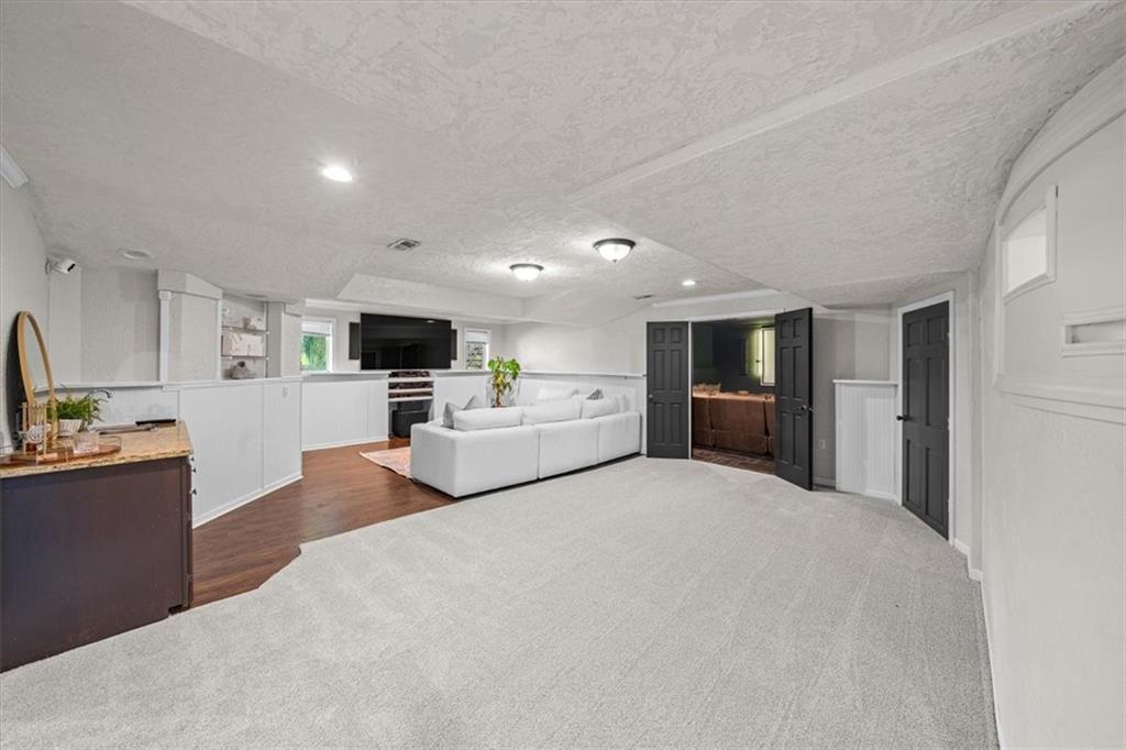 15825 S Hallet Street