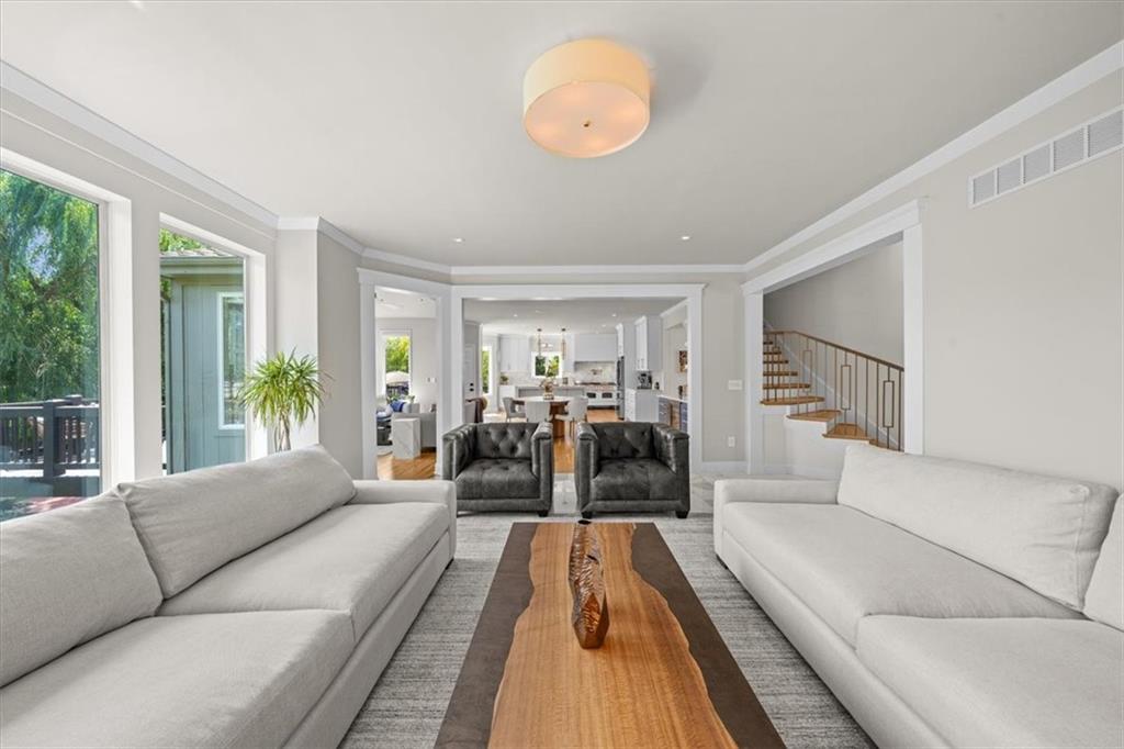 15825 S Hallet Street