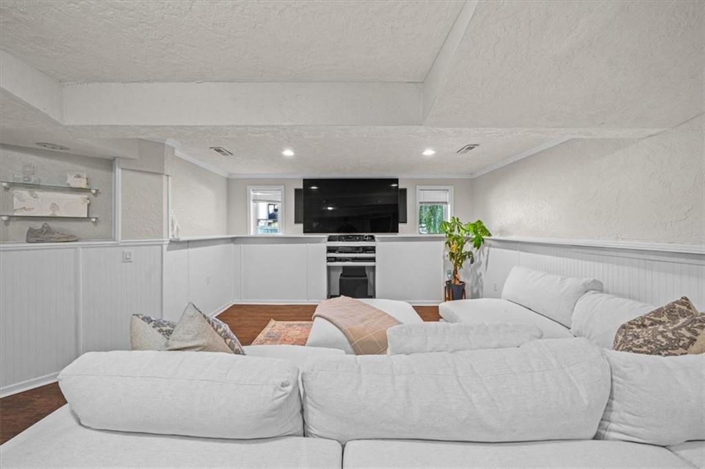 15825 S Hallet Street