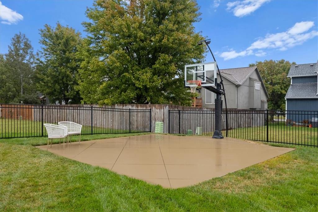 5833 Longview Street