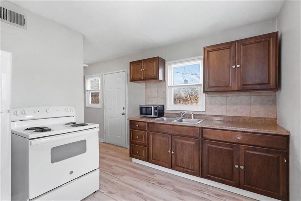 9548 & 9550 Charlotte Street