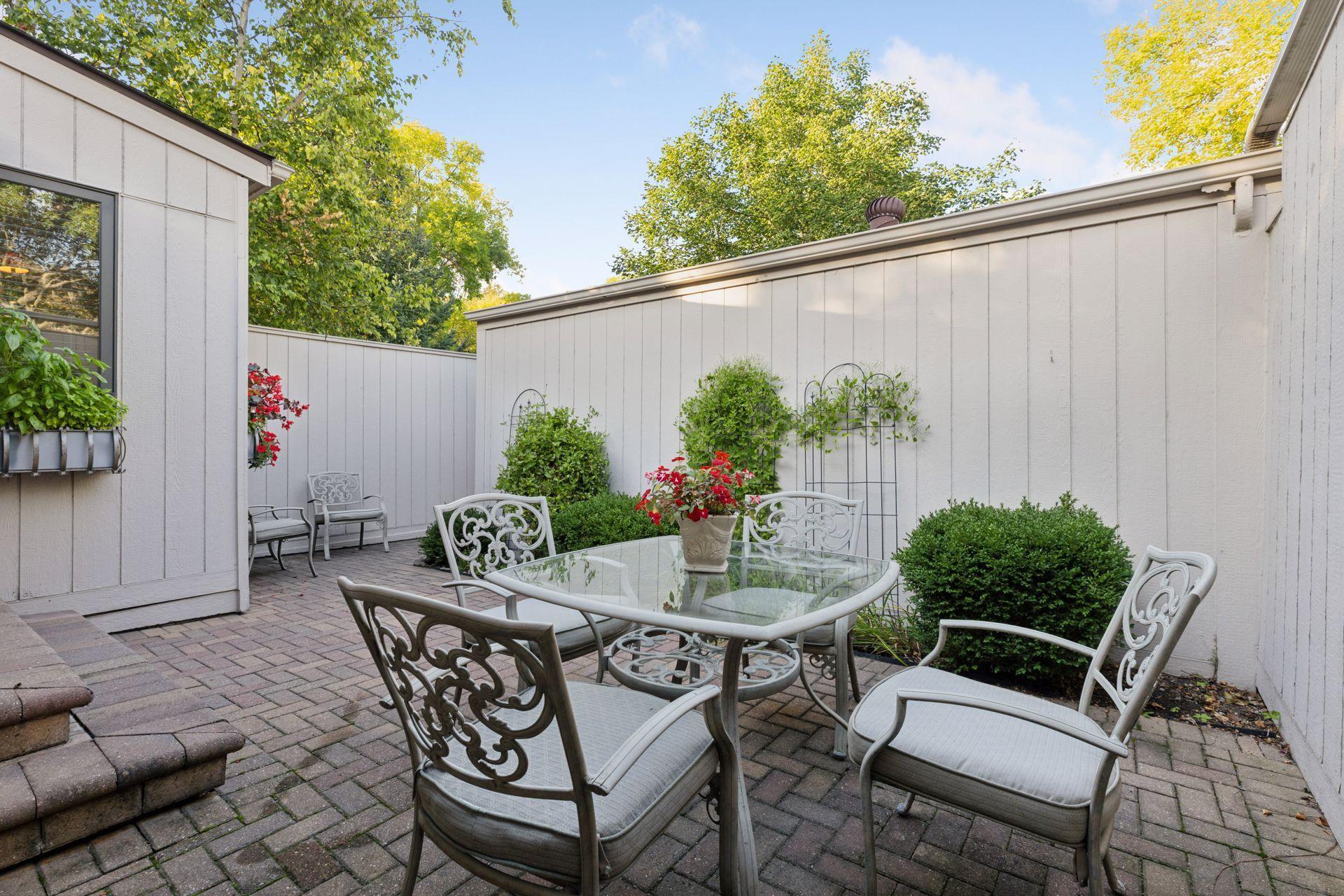 1517 Black Oaks Place N