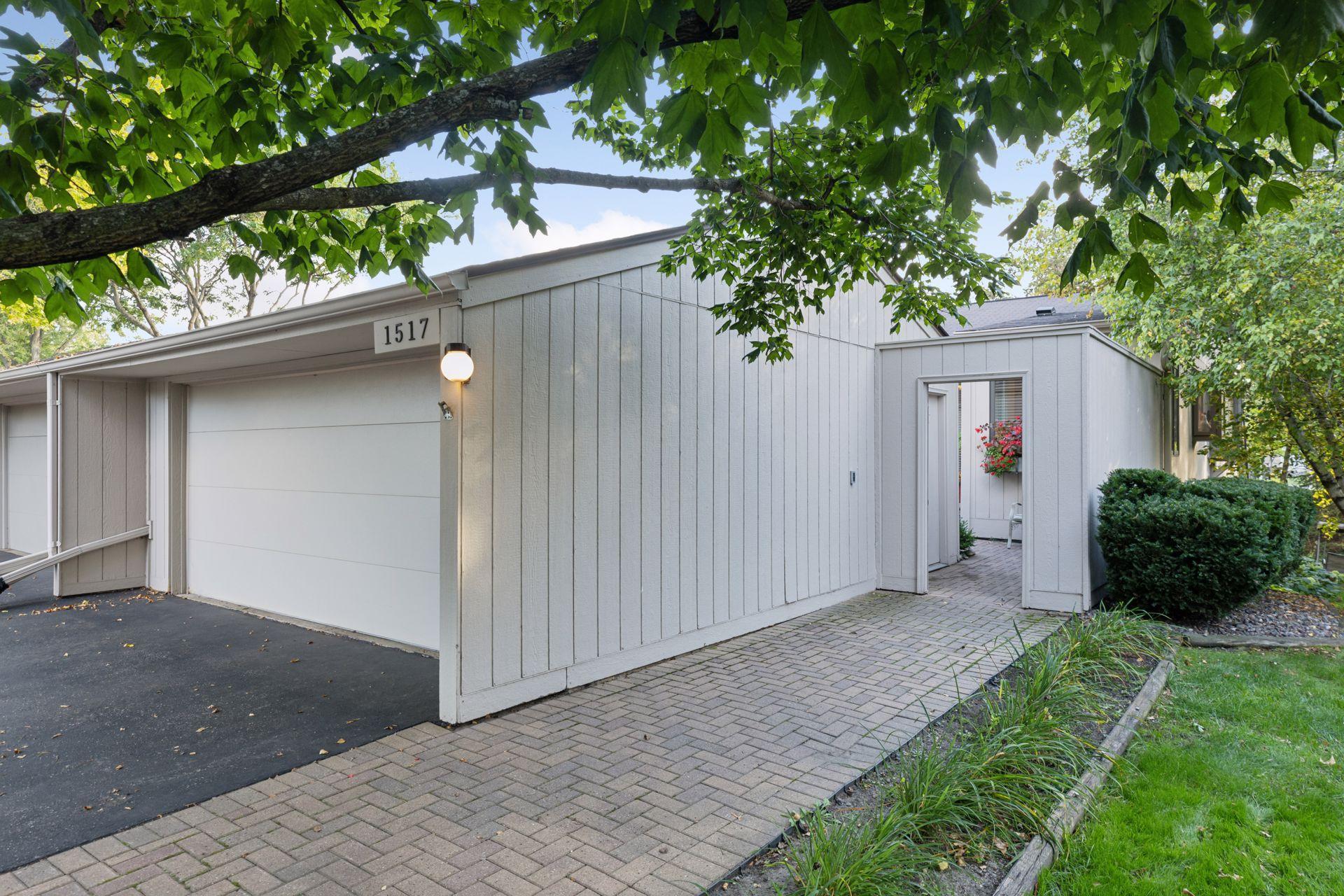 1517 Black Oaks Place N