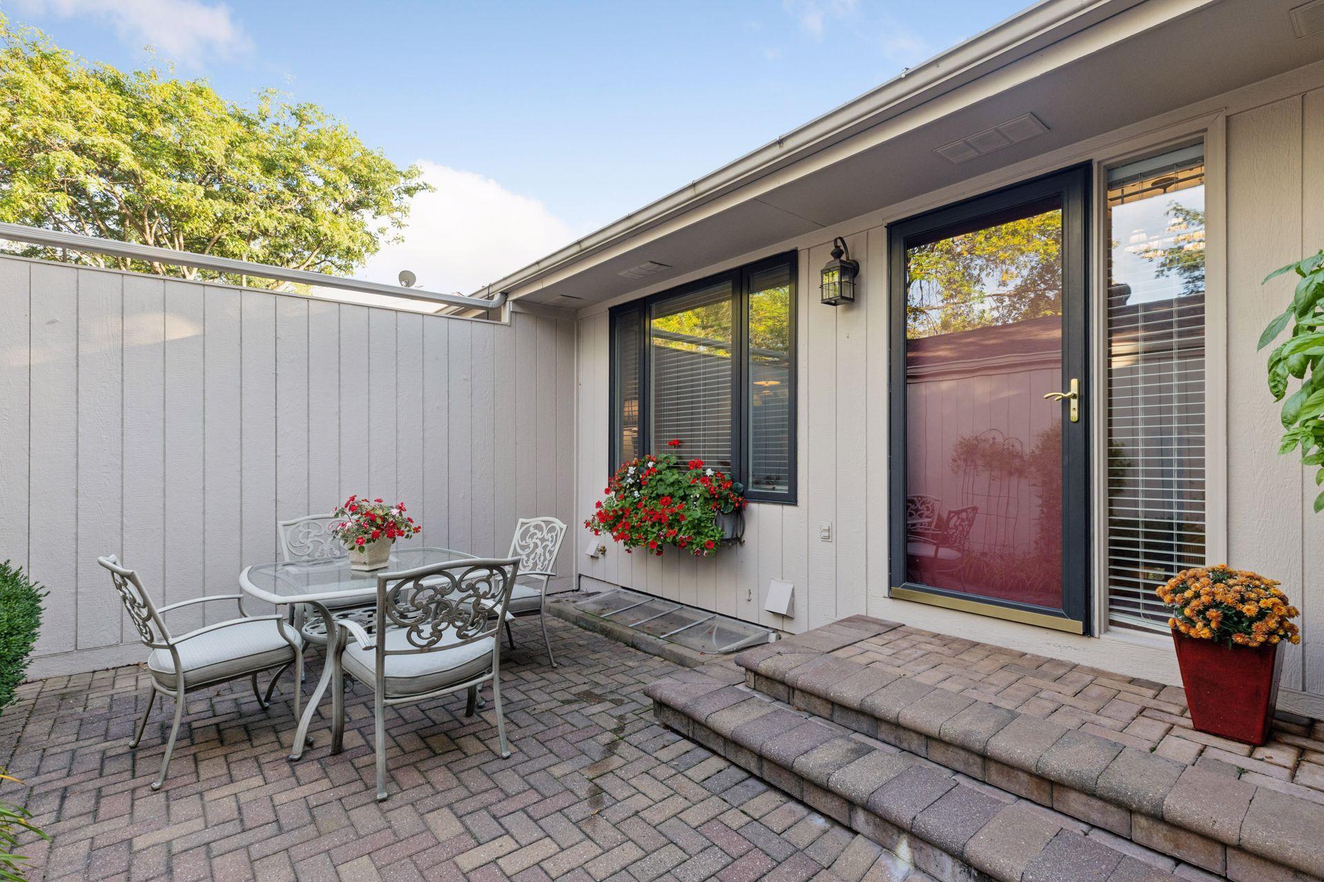 1517 Black Oaks Place N