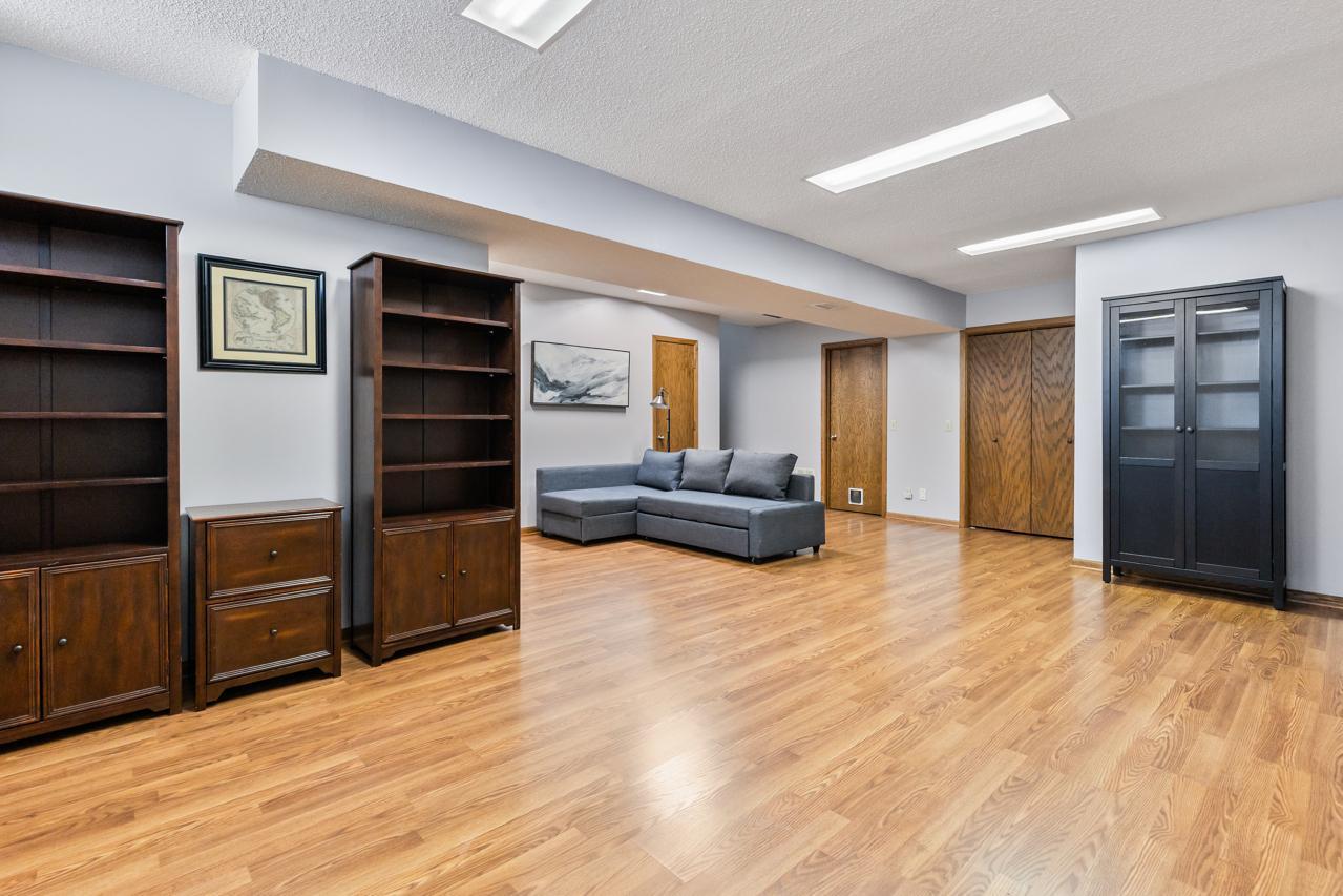 4250 Kingsview Lane N