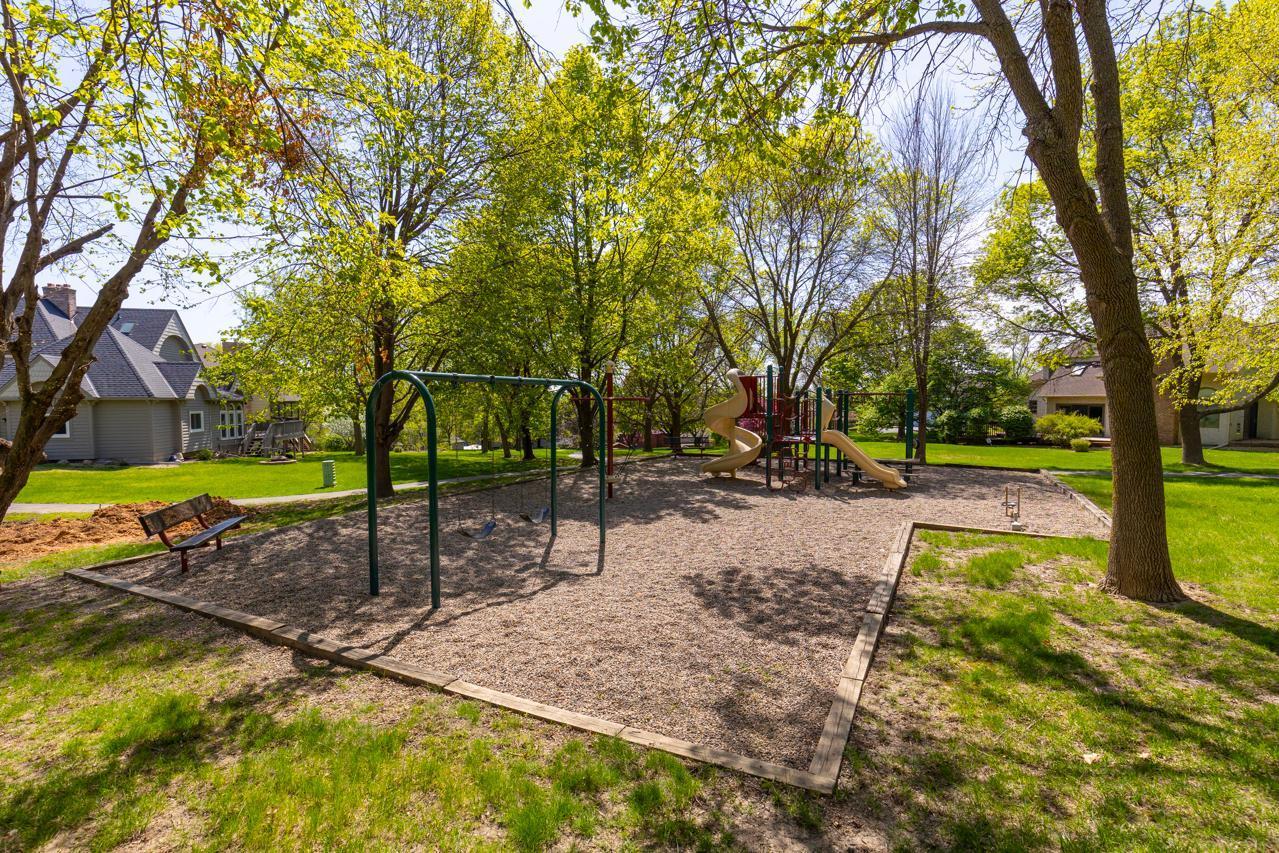 4250 Kingsview Lane N