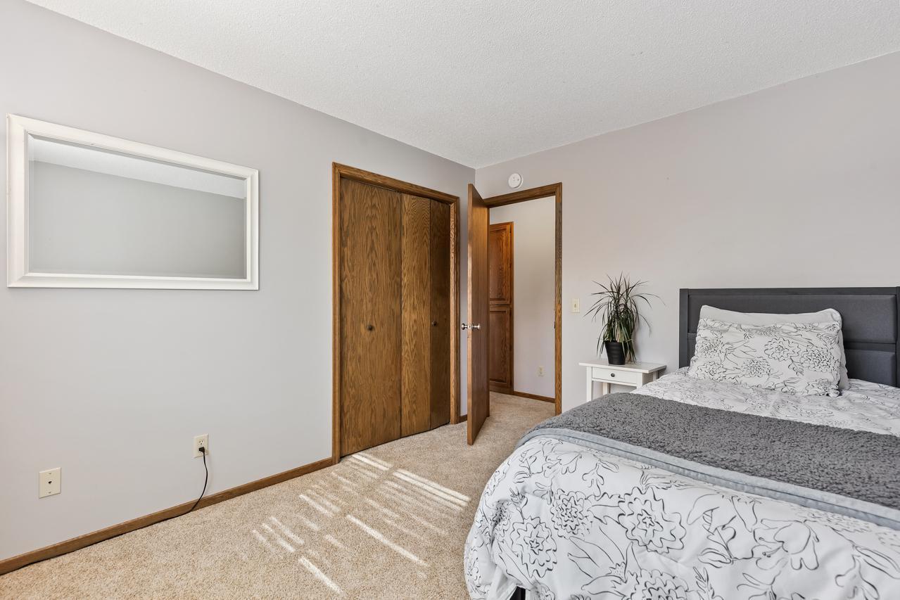 4250 Kingsview Lane N