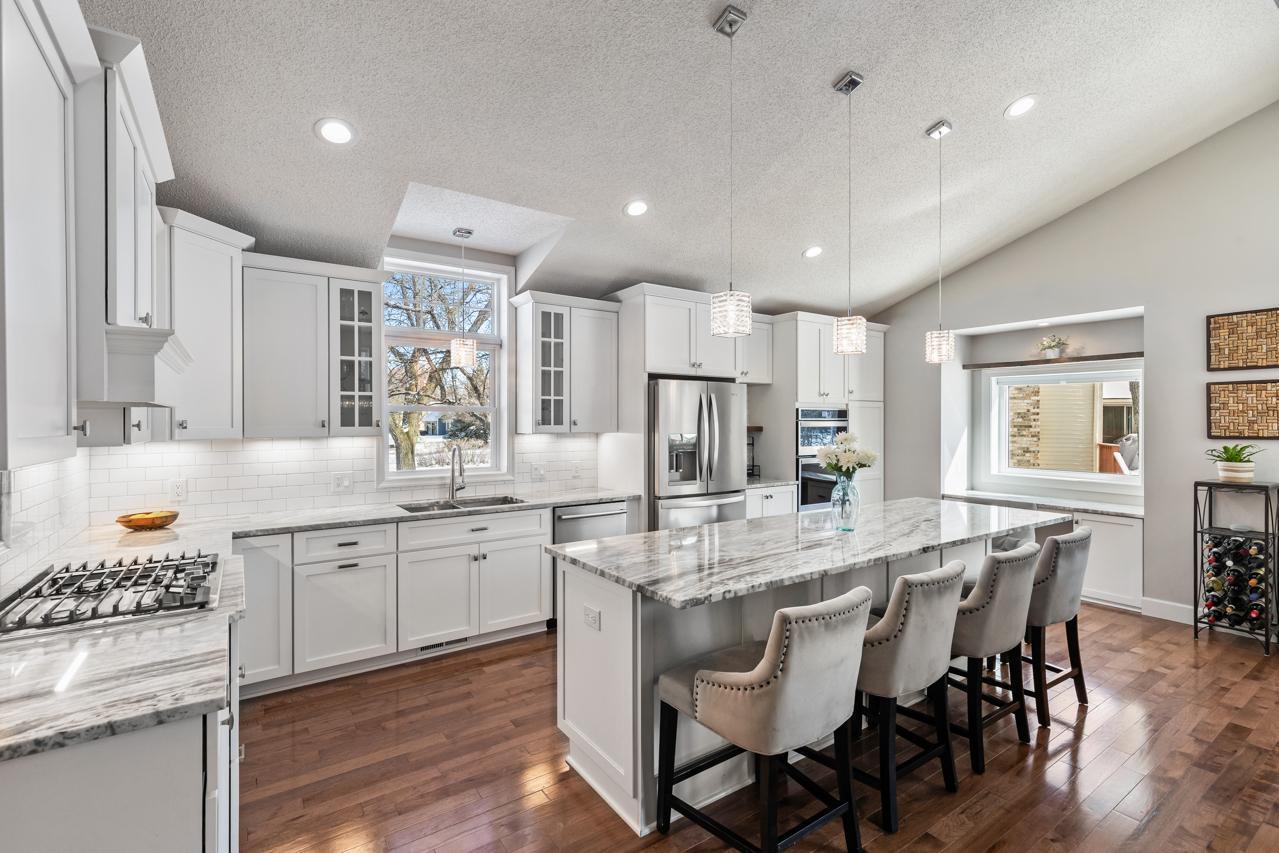 4250 Kingsview Lane N