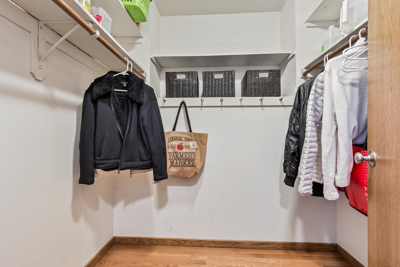 4250 Kingsview Lane N