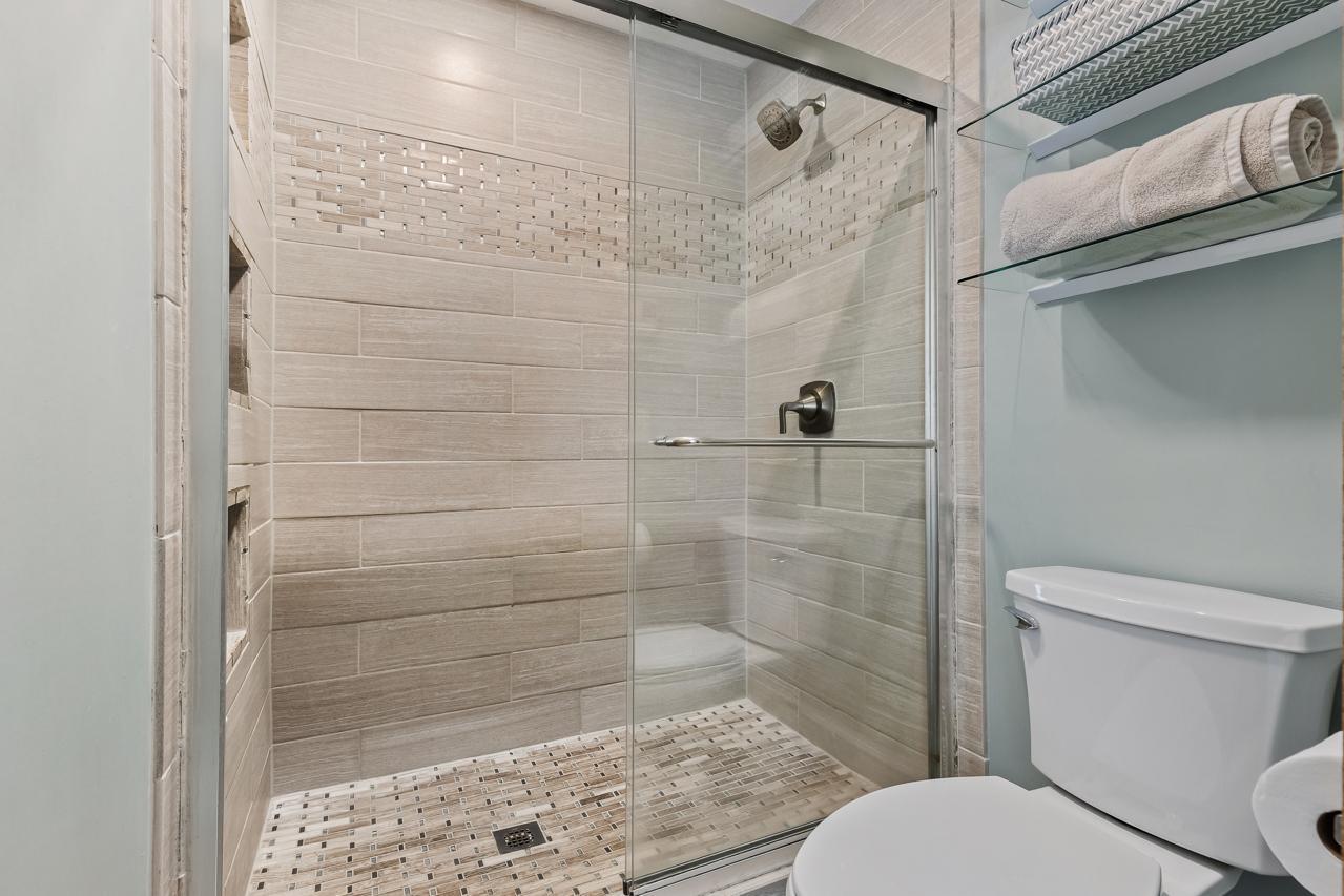 4250 Kingsview Lane N