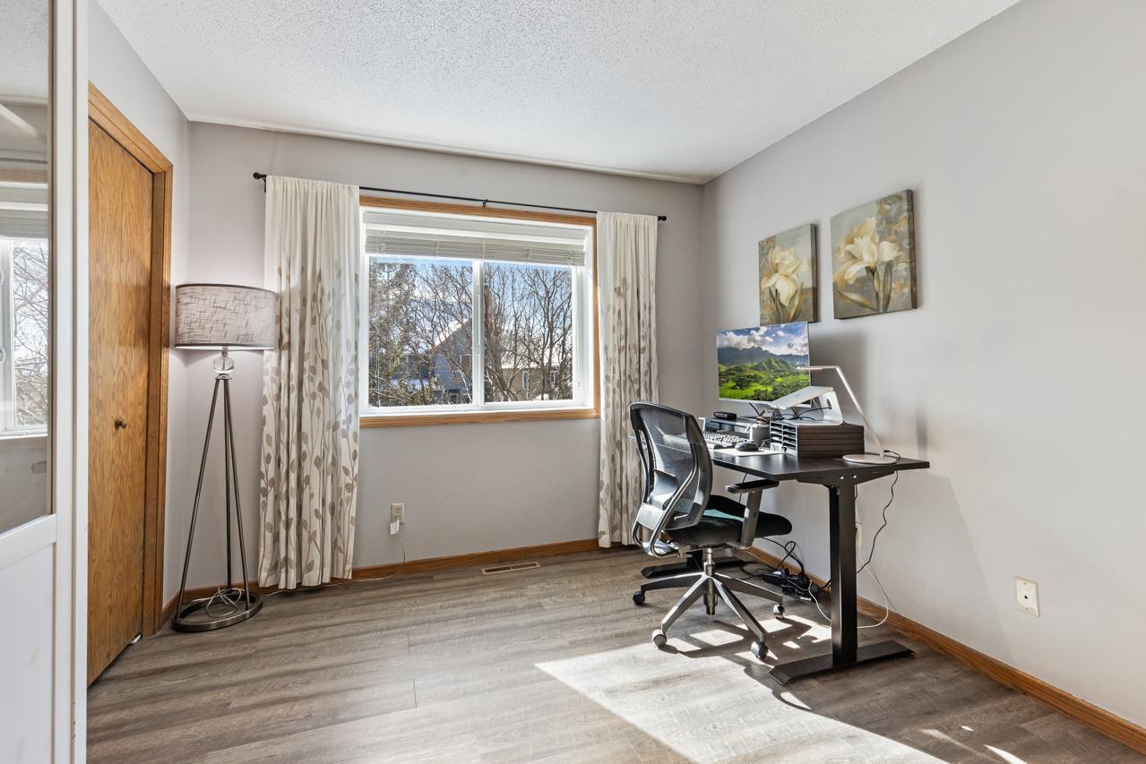 4250 Kingsview Lane N