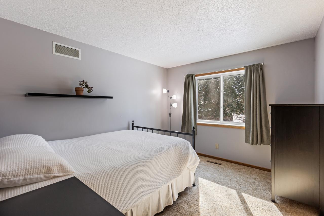 4250 Kingsview Lane N