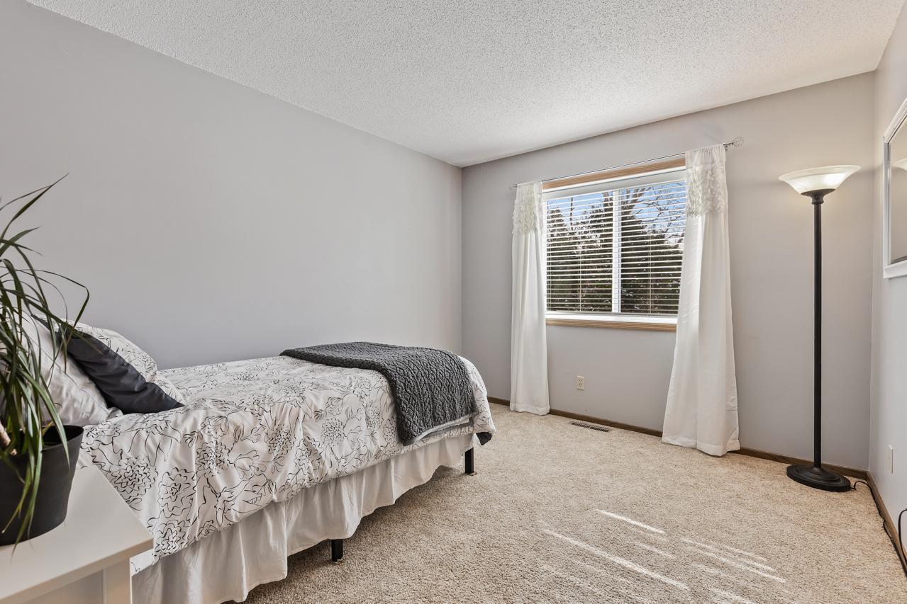 4250 Kingsview Lane N