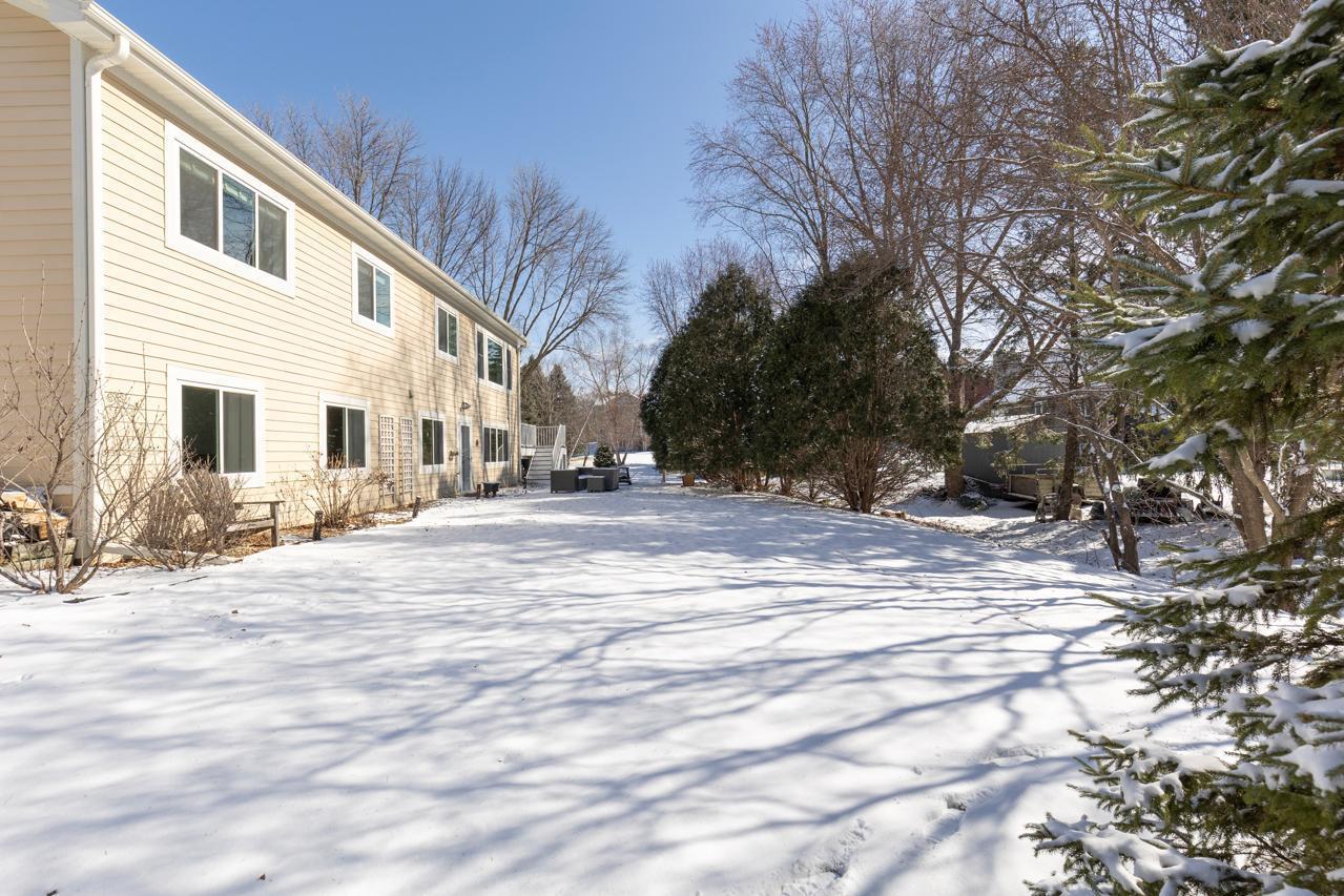 4250 Kingsview Lane N