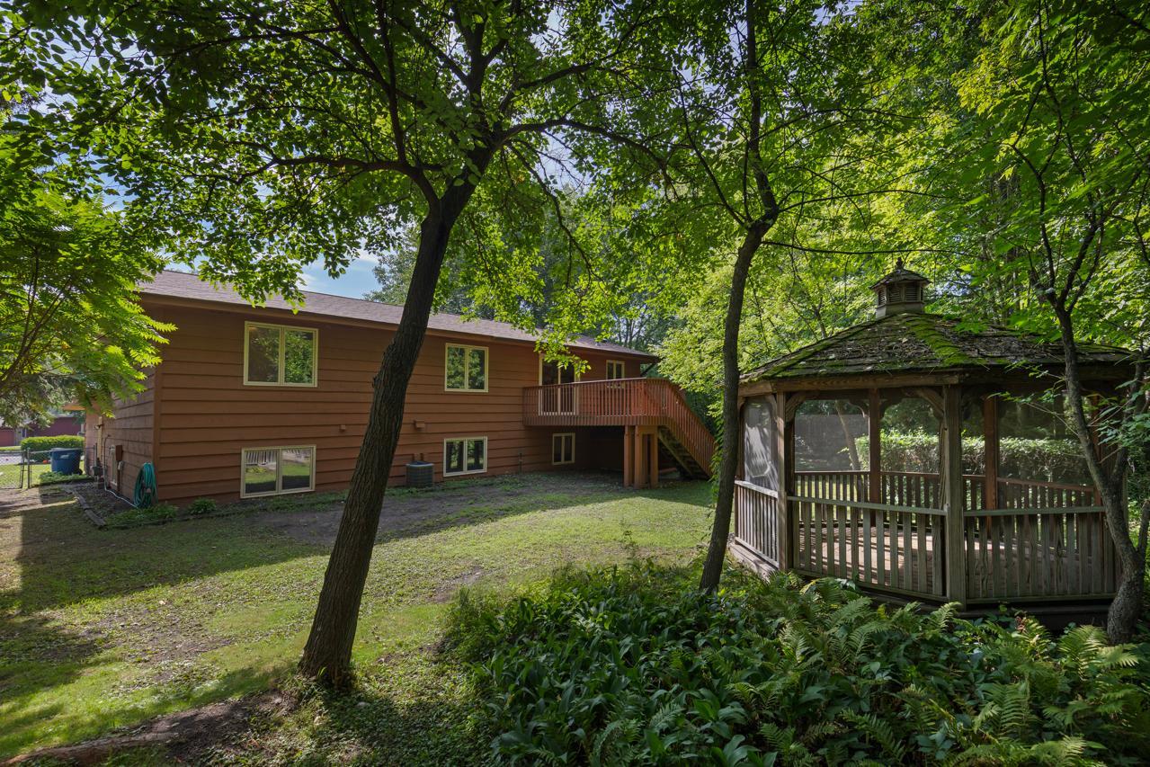 135 Pleasant Lane E