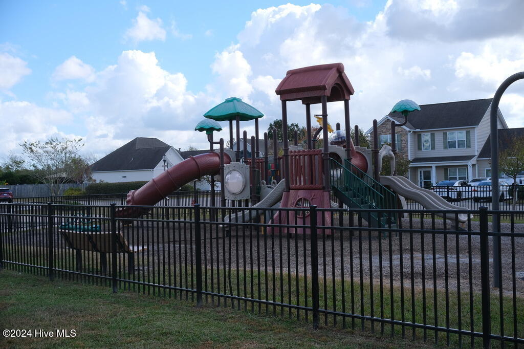 8339 E Highcroft Drive NE