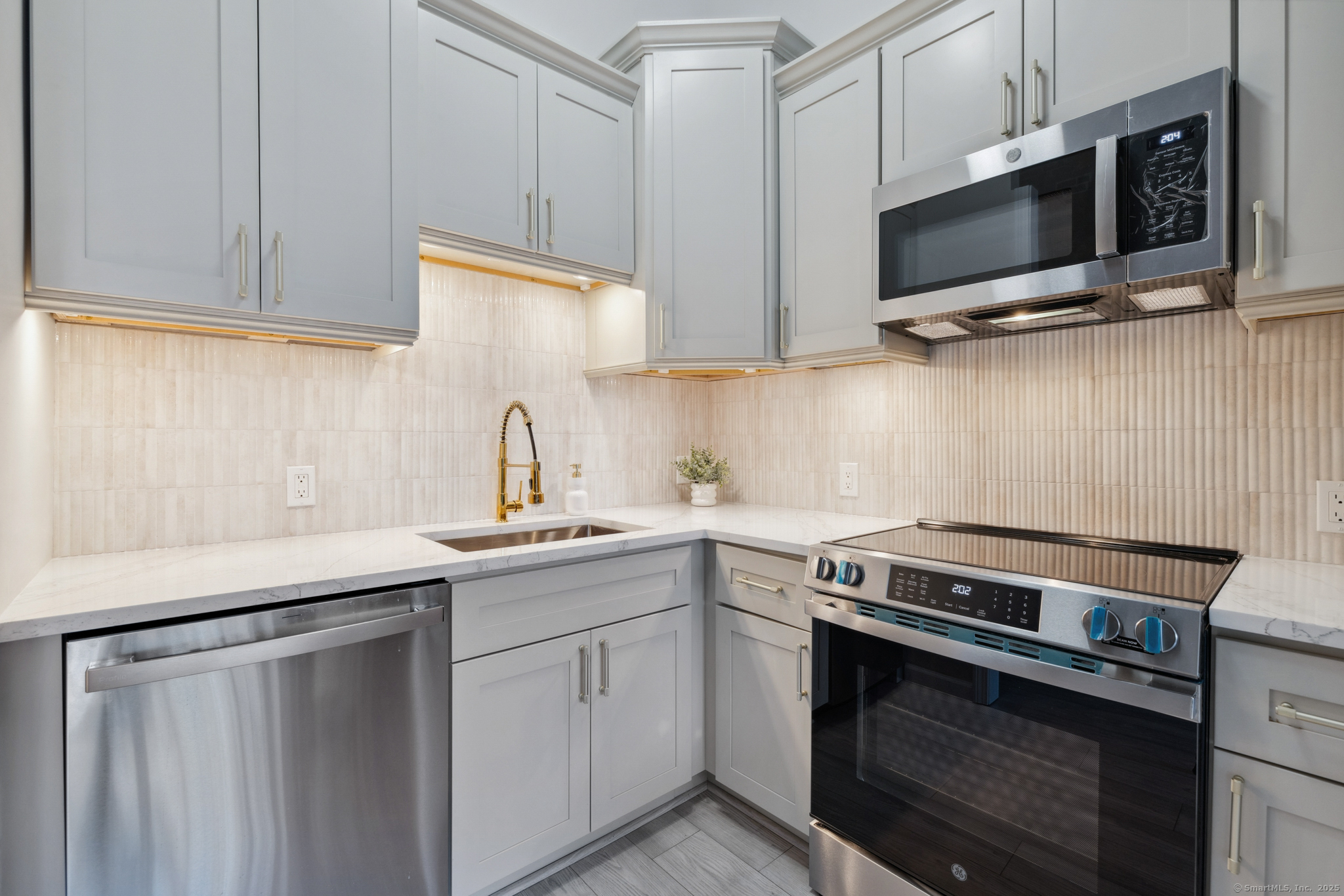 16 Vernon Avenue APT 17