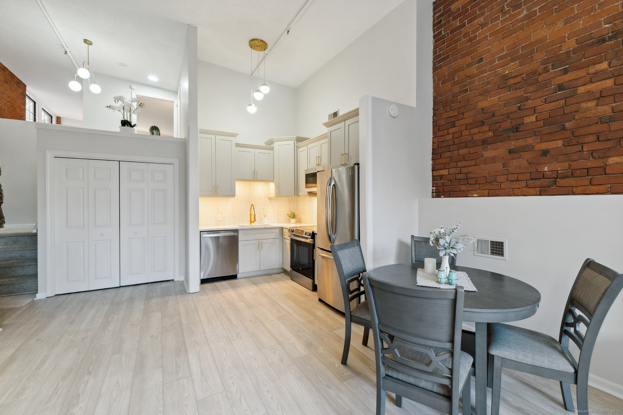 16 Vernon Avenue APT 17