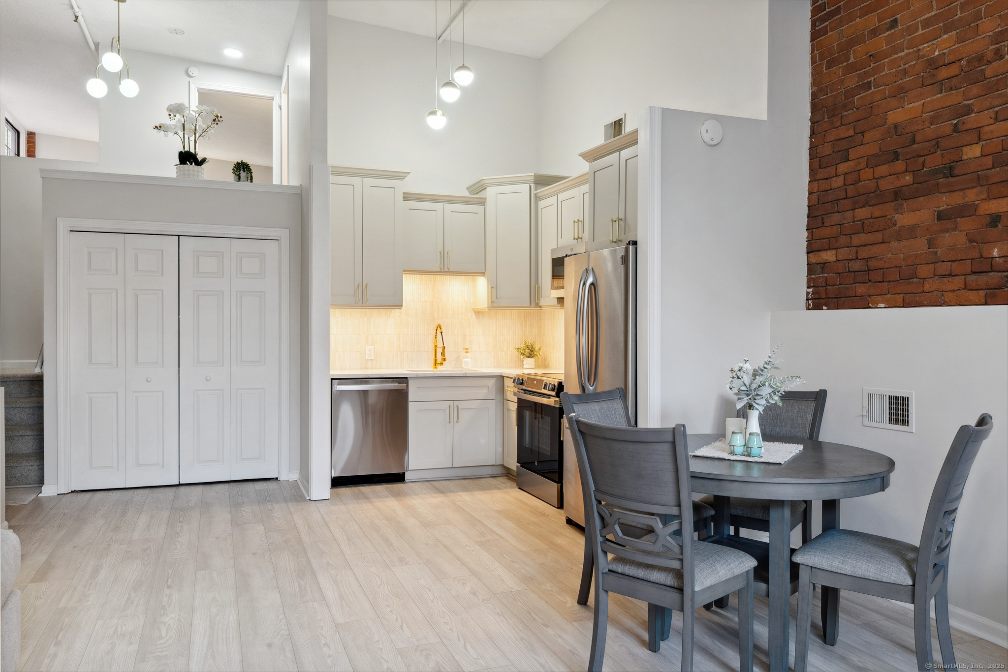16 Vernon Avenue APT 17