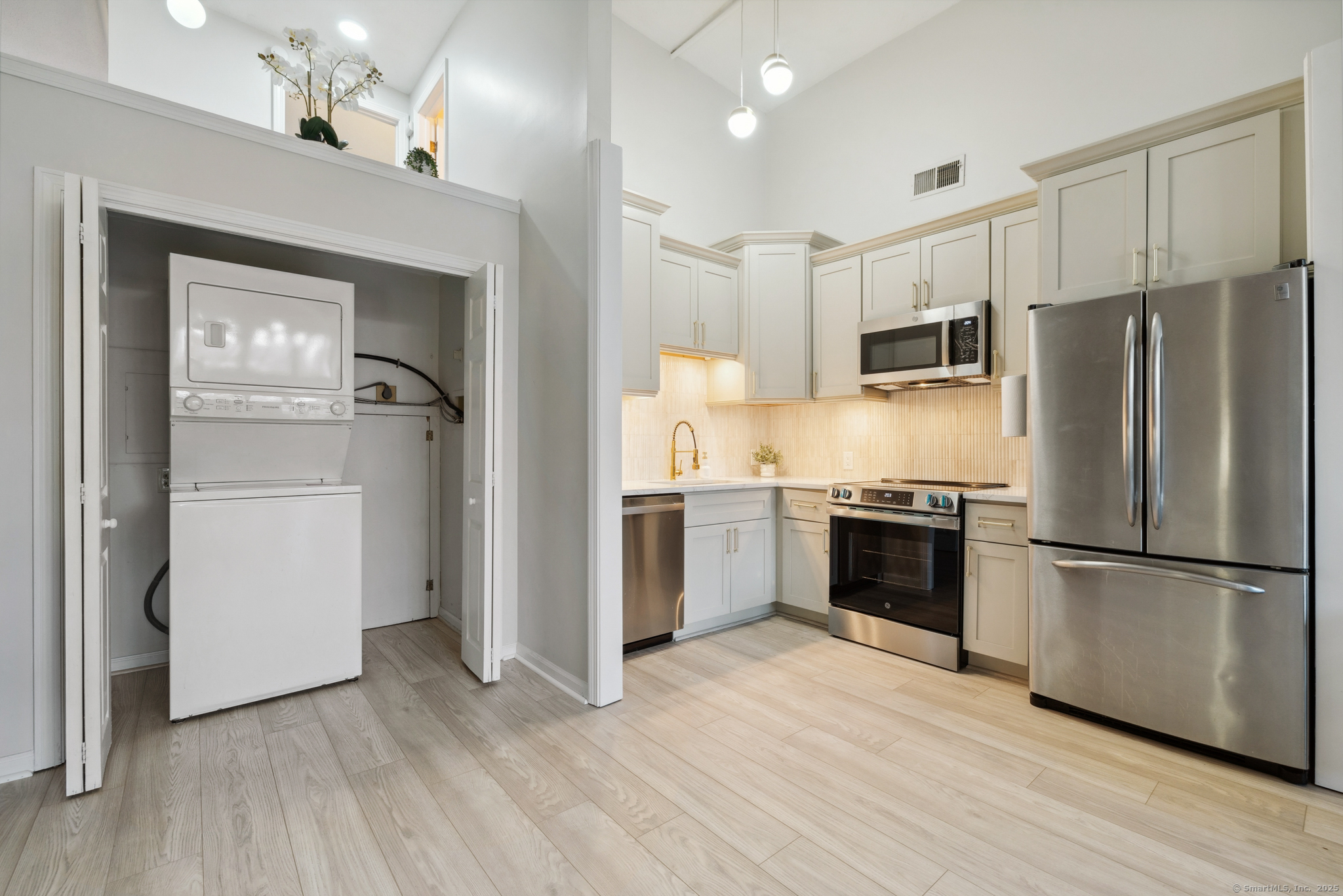 16 Vernon Avenue APT 17