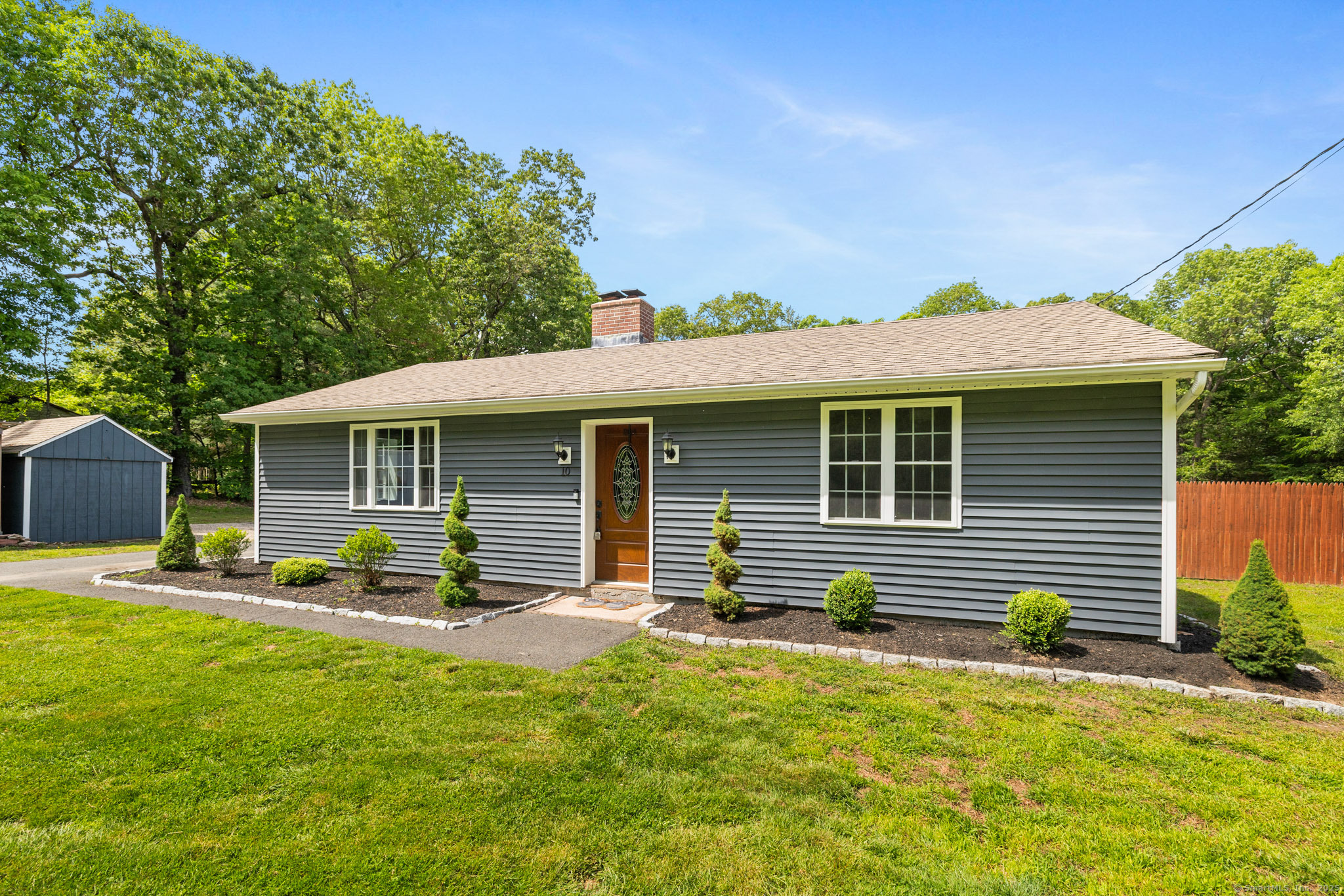 10 Lakeside Drive