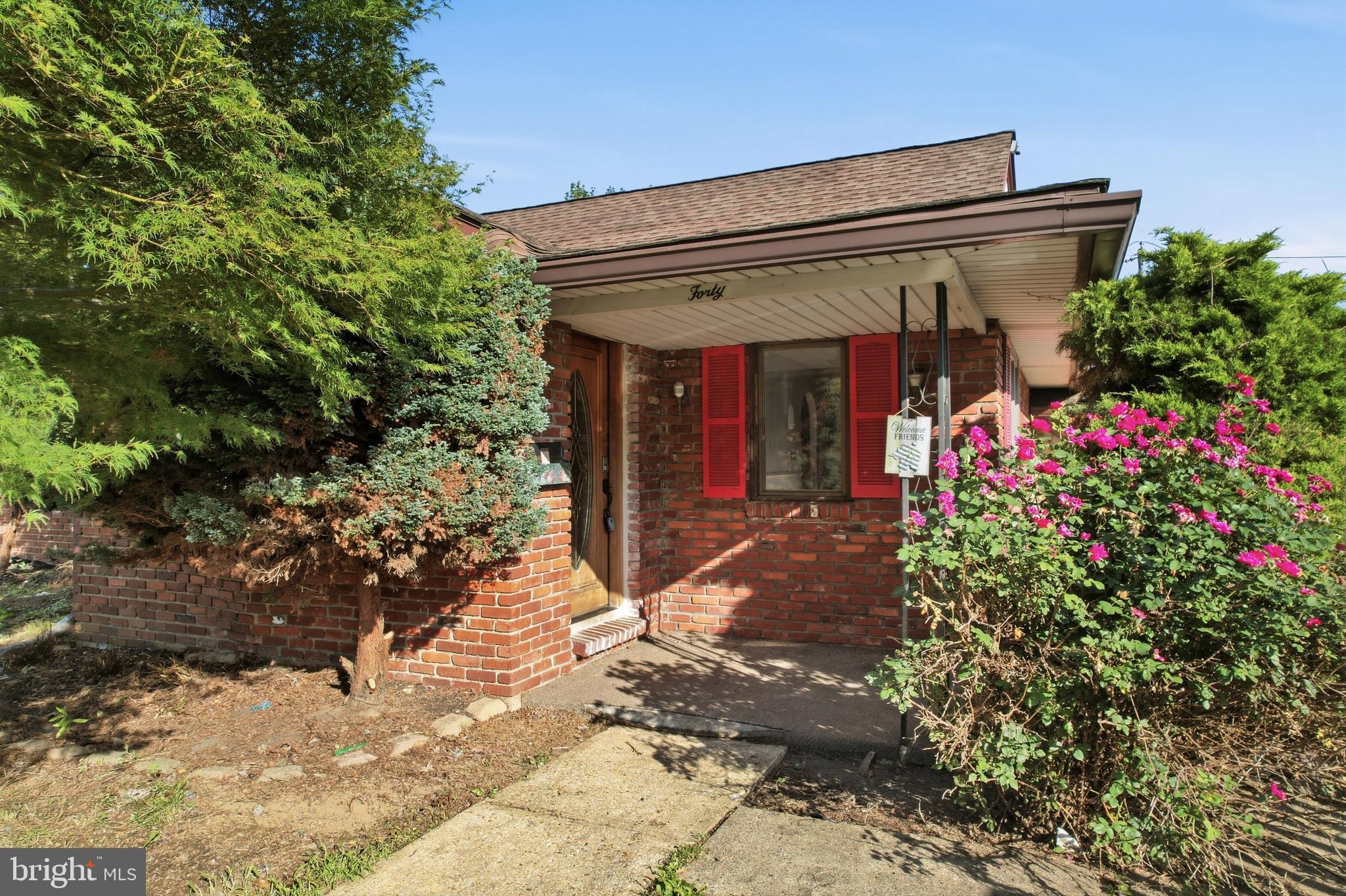 40 UNIVERSITY AVENUE