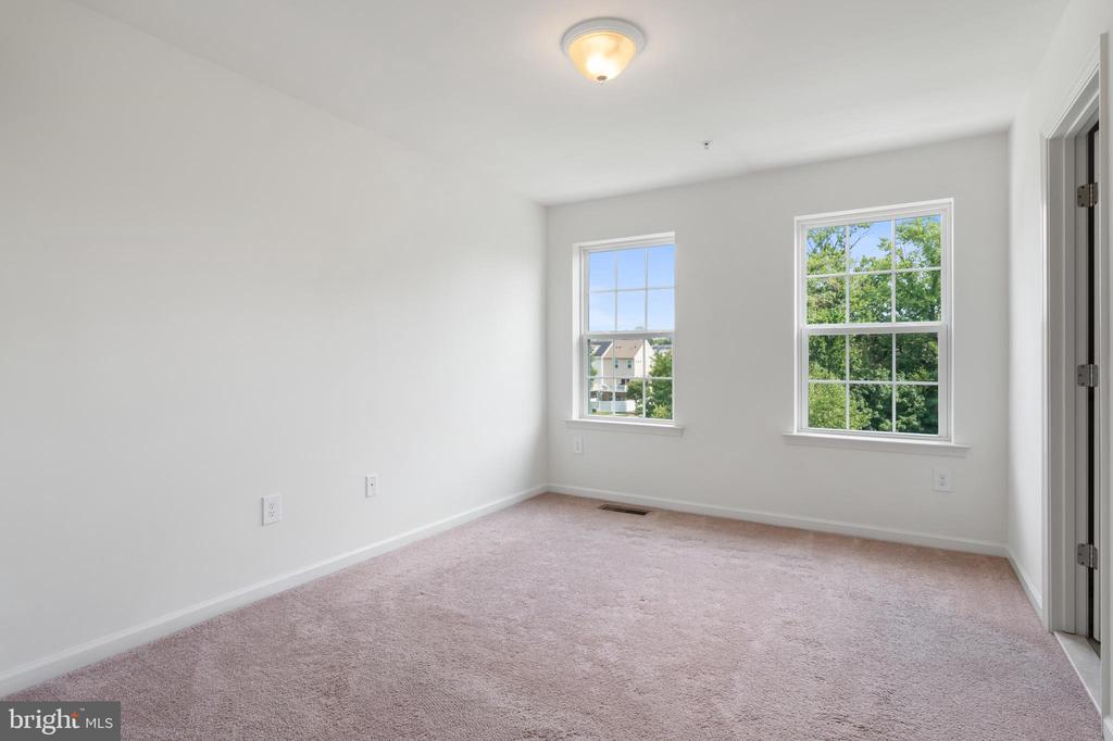 8409 Wood Thrush Way