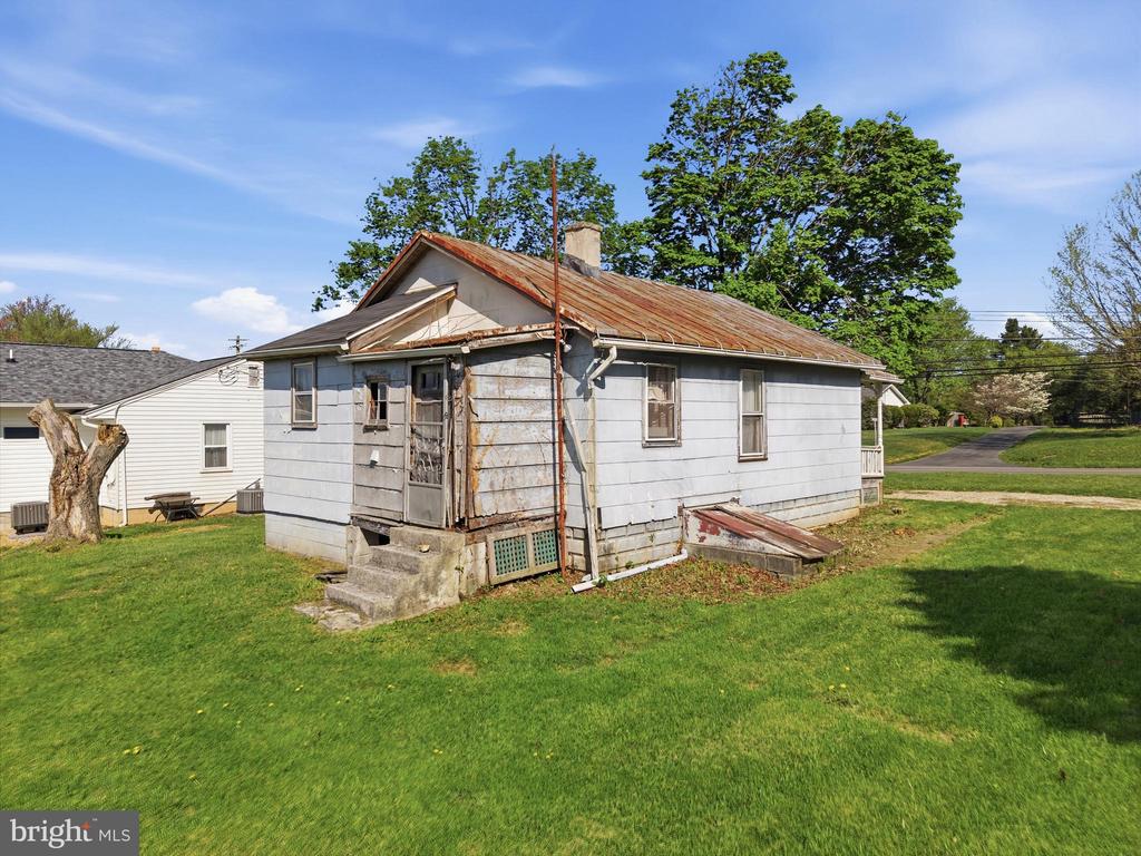 709 DEER PARK ROAD