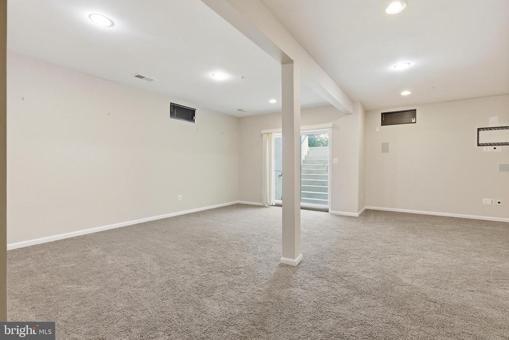 2700 LAKE FOREST DRIVE