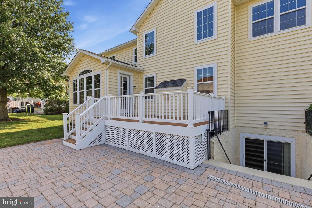 2700 LAKE FOREST DRIVE
