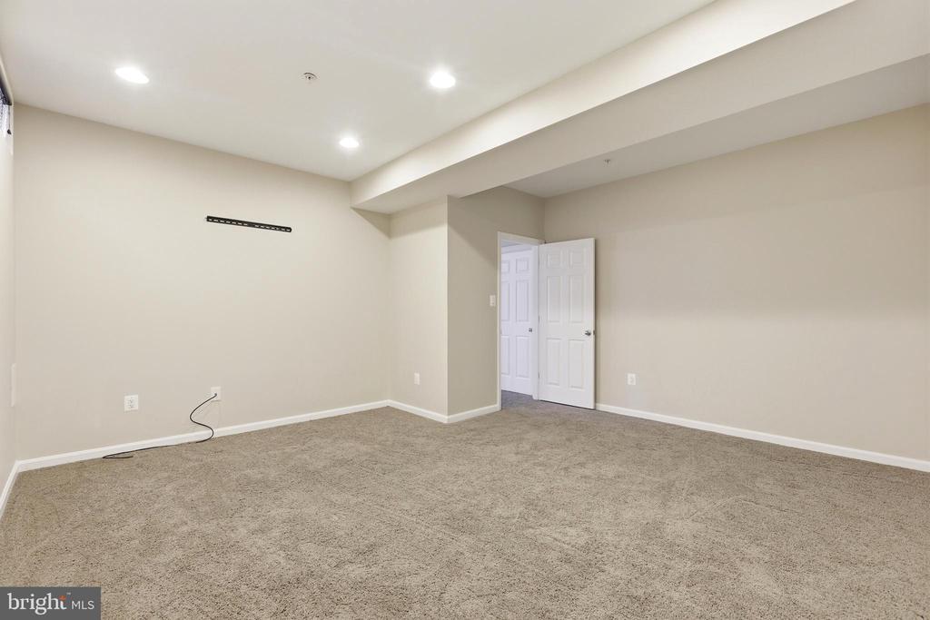 2700 LAKE FOREST DRIVE