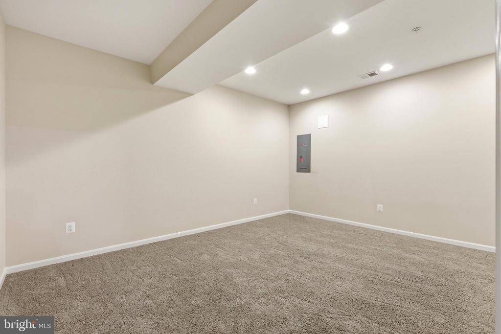 2700 LAKE FOREST DRIVE