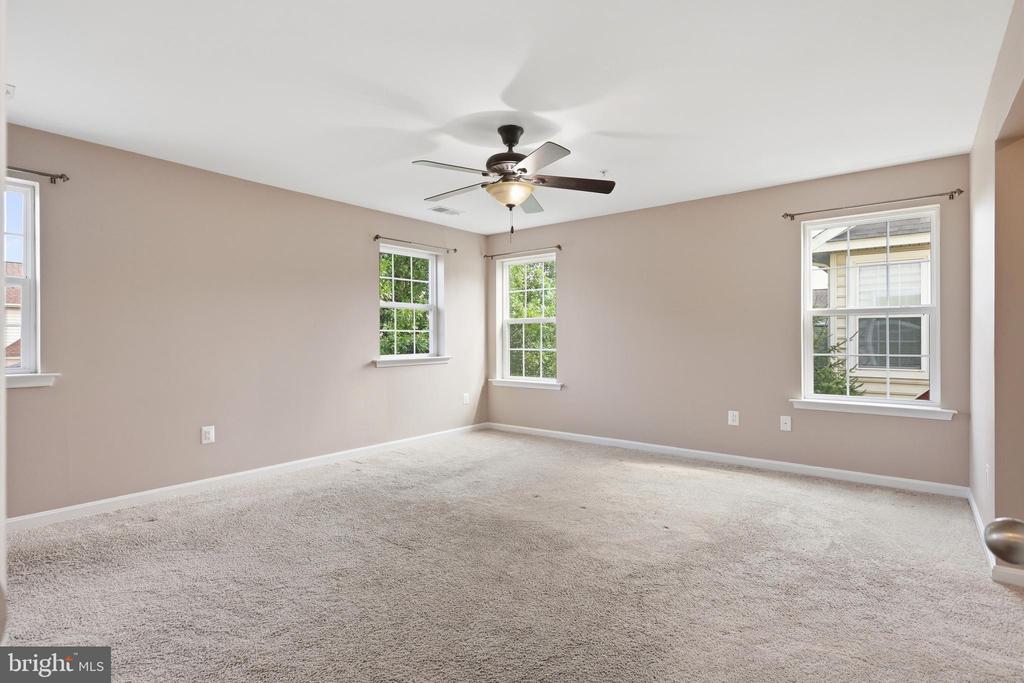2700 LAKE FOREST DRIVE