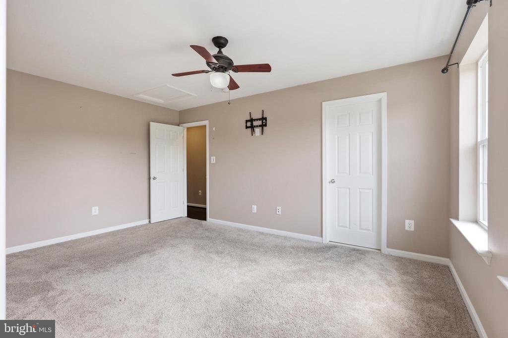 2700 LAKE FOREST DRIVE