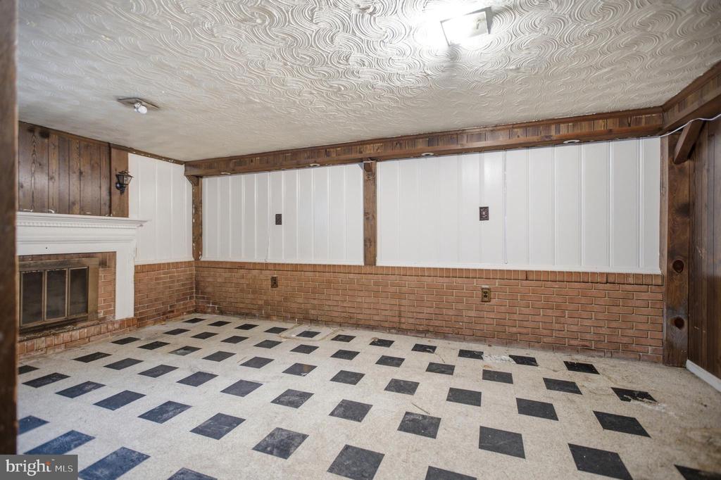 907 LURAY PLACE